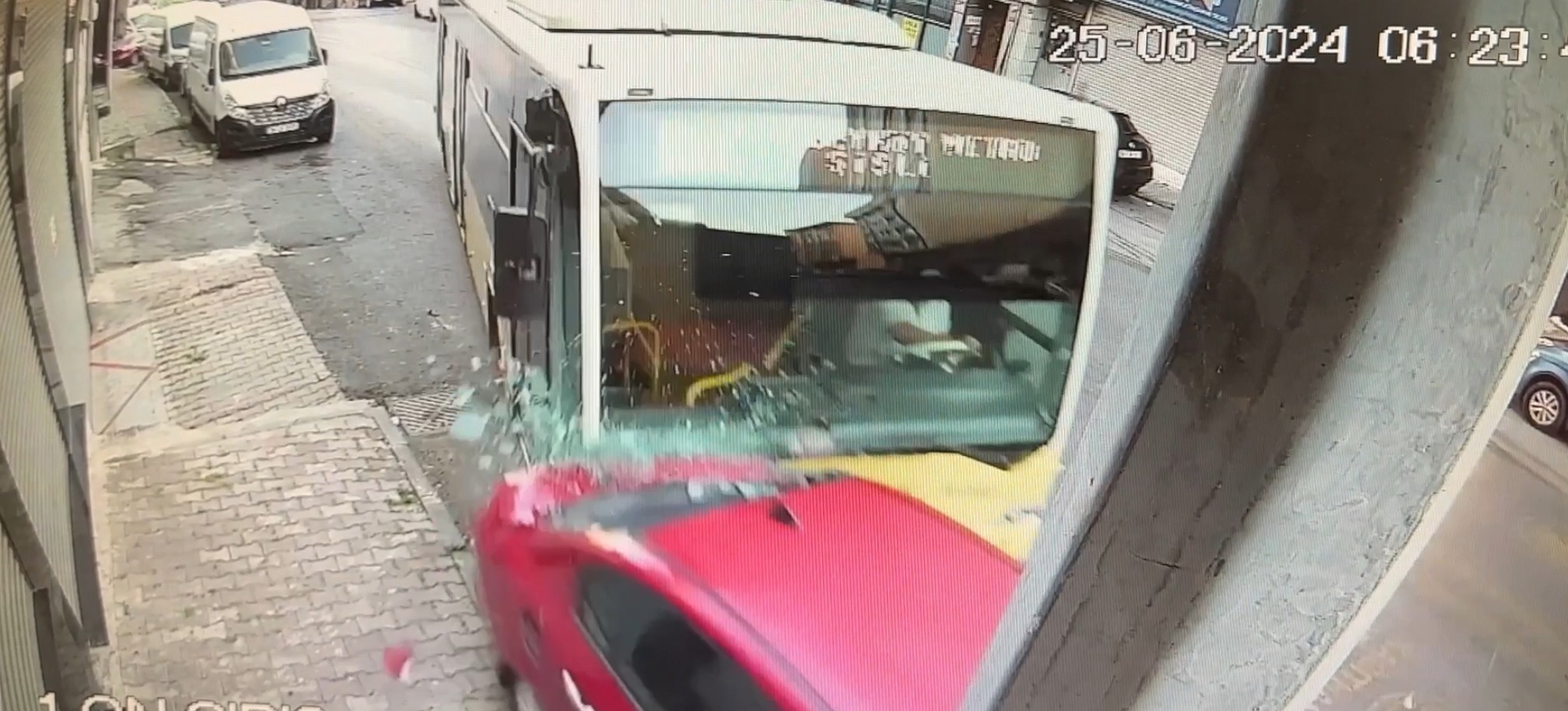 İETT otobüsü park halindeki 4 araca çarptı! Dehşet görüntüleri kameralara yansıdı