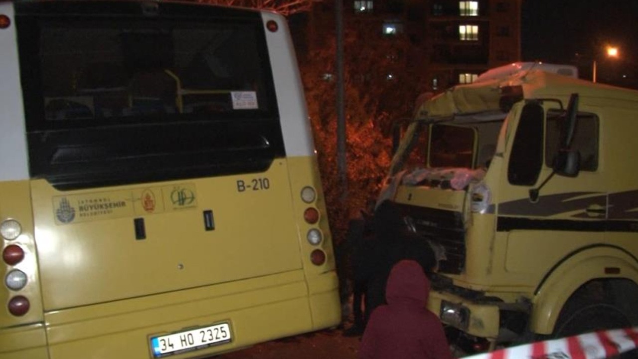 İETT otobüsü park halindeki kamyona çarptı