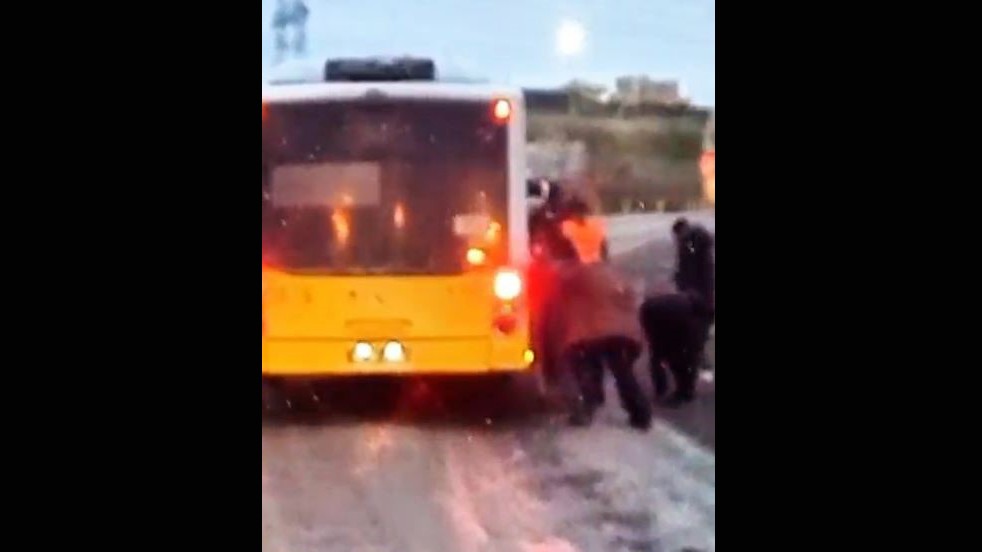 İETT otobüsü yolda kaldı! İş yine yolculara düştü