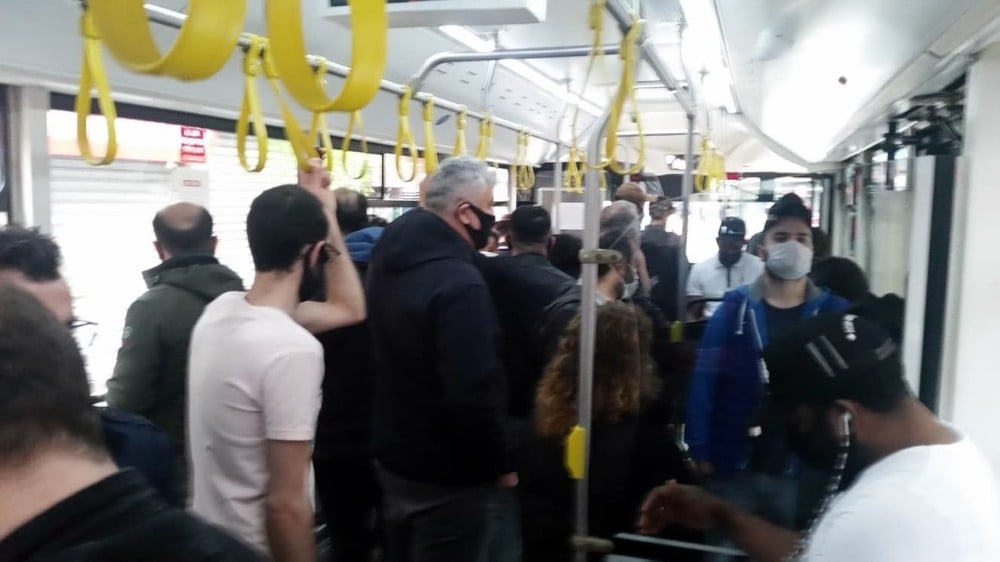 İETT otobüsündeki yoğunluk pes dedirtti 
