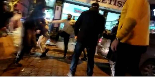 İETT otobüsünü yumruklayan genç kadın ortalığı birbirine kattı, tekmeler havada uçuştu