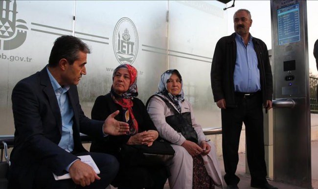 İETT personeli yolcularla empati yaptı