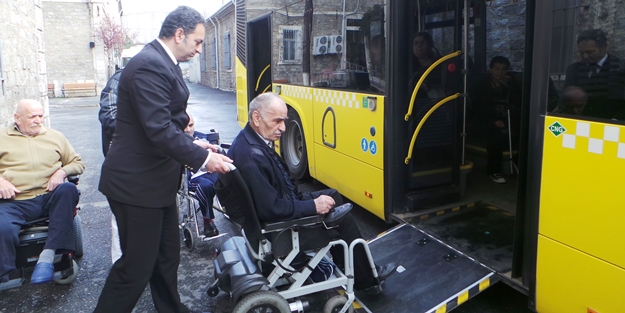 İETT'den Darülaceze sakinlerine dev akvaryum gezisi