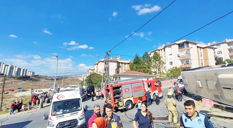 İETT'ye ait belediye otobüsleri sürekli kazaya karışıyor: İETT otobüsü devrildi, yaralılar var