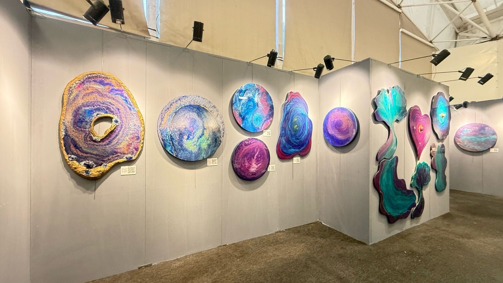 İffet Saraçoğulları’ndan Zamanın Ötesinde Bir Sanat Dili