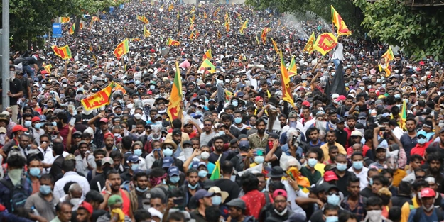 İflas ettiği açıklanmıştı! Devlet başkanı ülkeden kaçtı