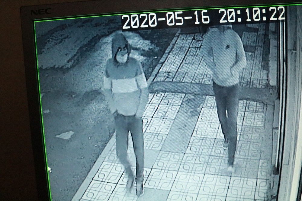 İftar saatinde telefon dükkanına giren hırsızlar güvenlik kamerasına yakalandı 