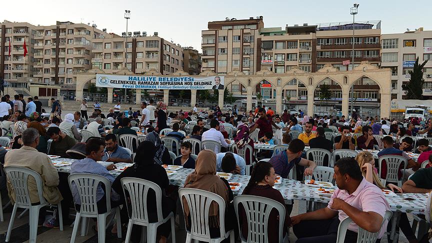 İftar sofralarında Suriyelileri ağırlıyorlar