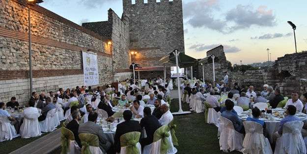 İftar ümmeti buluşturuyor