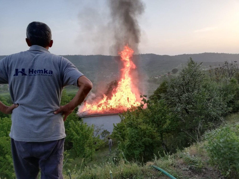 İftar vakti sıcak saatler...Gözleme yaparken evi yaktılar 