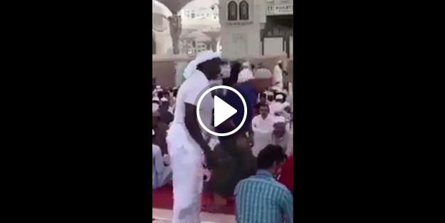 İftara gelenleri alnından öpüp yer gösteren 'samimi adam'