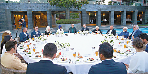 İftara katılan sanatçılara linç