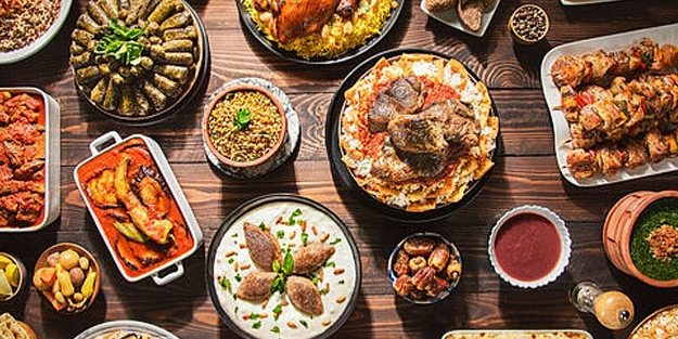 İftara ne pişirsem diyenler dikkat! İftar öncesi çok güzel bir örnek olacak... İftar menüsü bakın nasıl