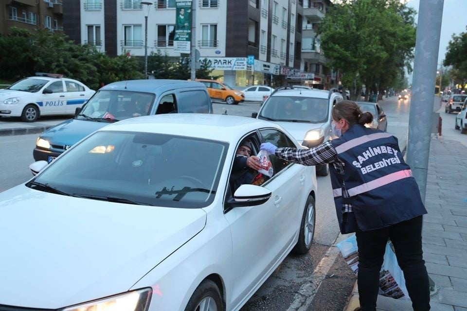 İftara yetişemeyenlere hurma dağıtıldı 