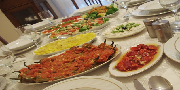 İftarda aşırı yemek yemek kontrolsüz kilo alımına yol açıyor