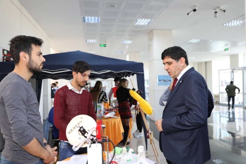Iğdır Üniversitesi Rektörü Alma, öğrenci toplulukları stantlarını ziyaret etti 
