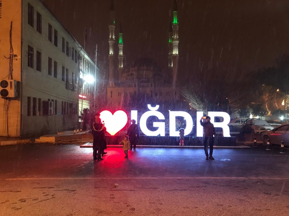 Iğdır’a beklenen kar yağdı 
