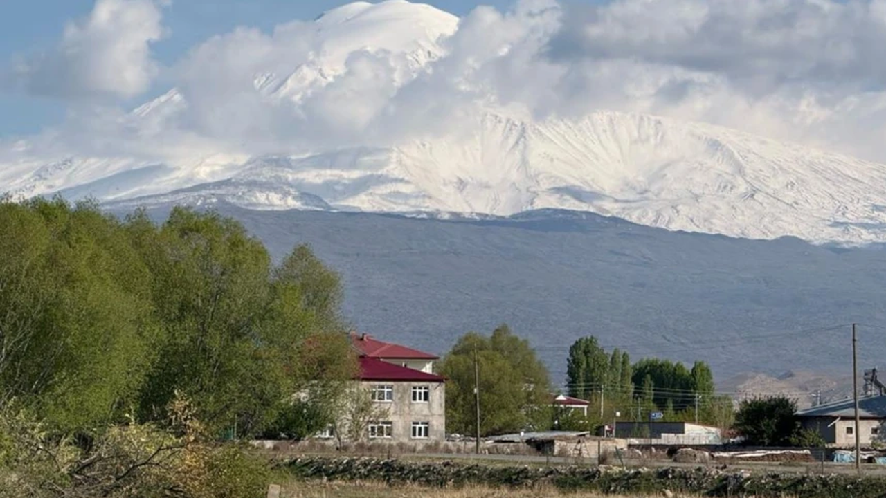 Iğdır’da bahar sürprizi: Nisan karı Ağrı Dağı’nı beyaza bürüdü...