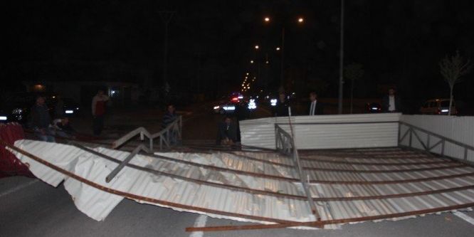 Şiddetli rüzgar çatıları uçurdu