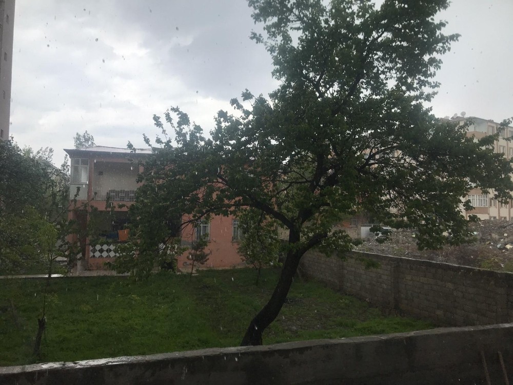 Iğdır’da kuvvetli fırtına sonrası dolu yağdı 