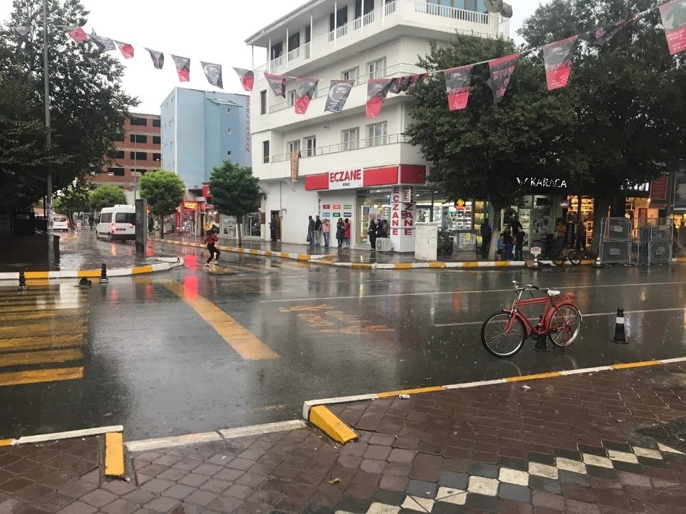 Iğdır’da sıcak hava yerini yağmura bıraktı 