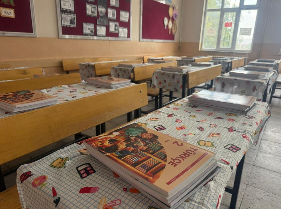 Iğdır'da ücretsiz kitaplar okullara dağıtıldı