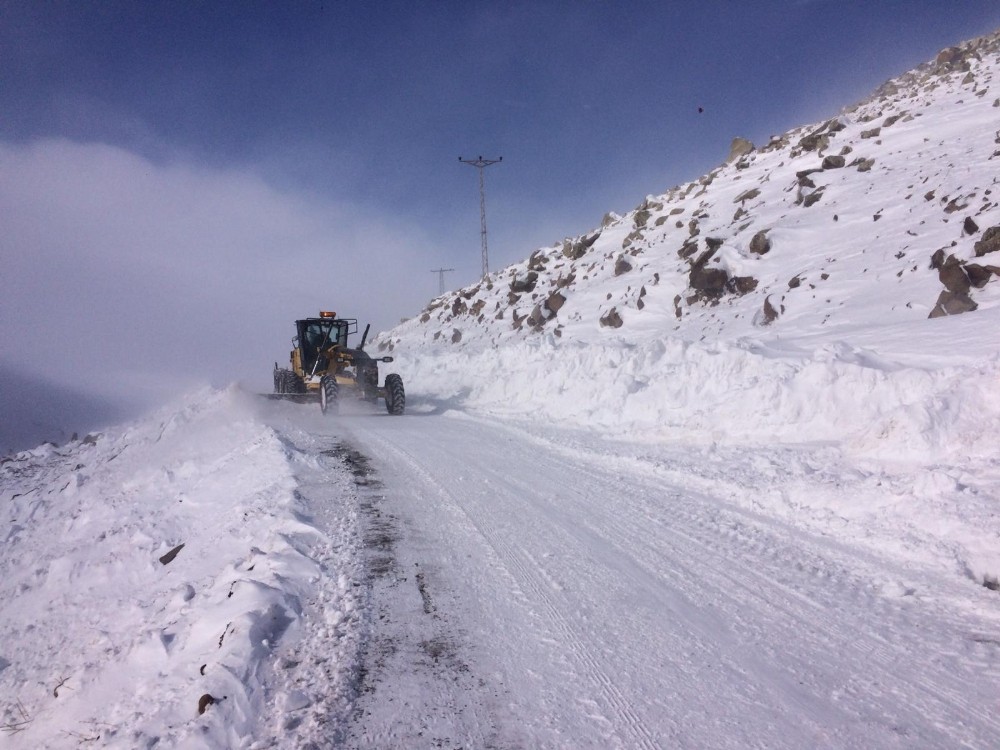 Iğdır’da ulaşıma kapanan köy yolları açıldı 