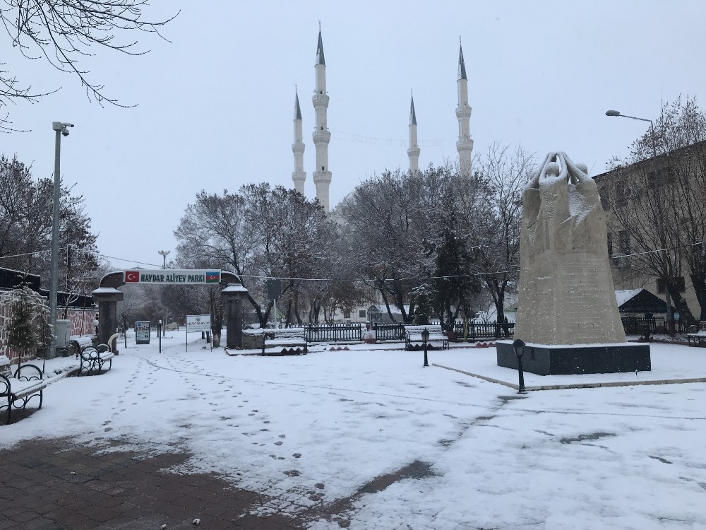 Iğdır’da yoğun kar yağışı, birçok köy yolu kapandı 
