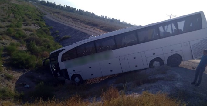 Iğdır’da yolcu otobüsü şarampole devrildi