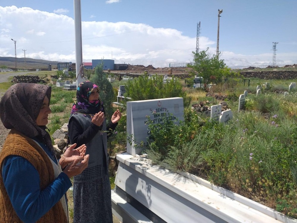 Iğdır’daki şehit oğlunun mezarını Kaymakam sayesinde ziyaret etti 