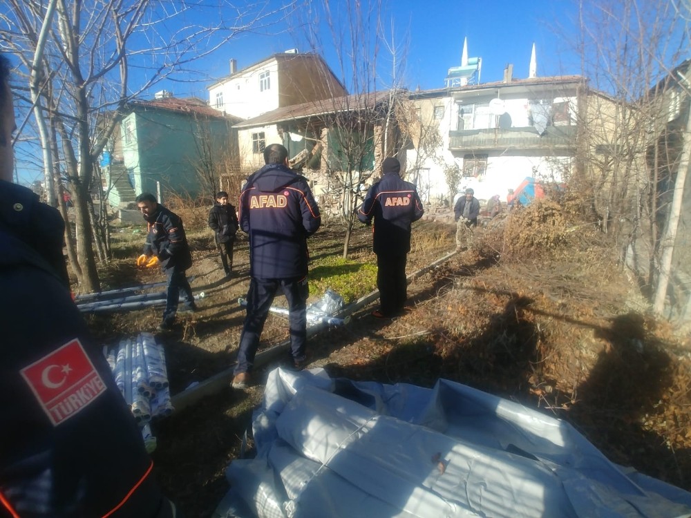 Iğdır’dan Elazığ’a sevk edilen ekipler canla başla çalışıyor 