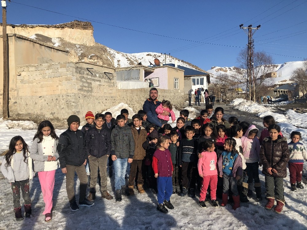Iğdırlı fotoğraf sanatçısı minik depremzedeleri güldürdü 