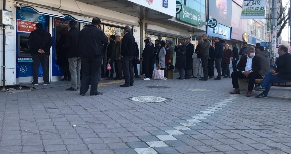 Iğdırlılar korona virüs çağrılarına uymadı yine sokaklara döküldü 
