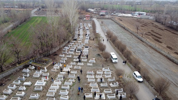 Iğdırlılar mezarlıklara akın etti! Bu gelenek yalnızca Meksika ve Iğdır'da var