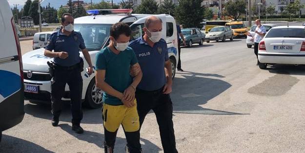 'İğne canını yaktı' diyerek sağlık çalışanlarına saldırdılar!