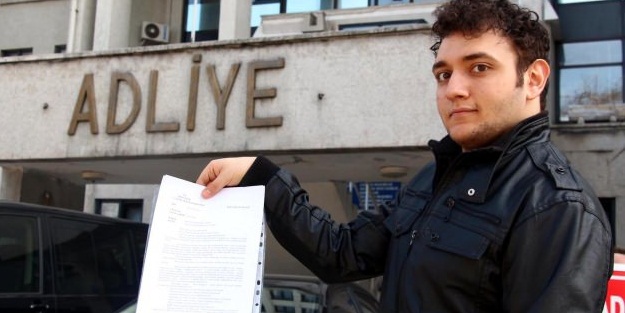 İğrenç dediği soyadını değiştirdi!