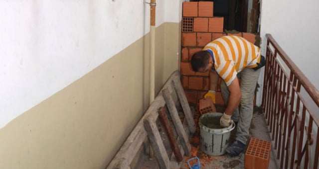 İhbar üzerine giden polisler dairelerin kapılarına duvar ördü