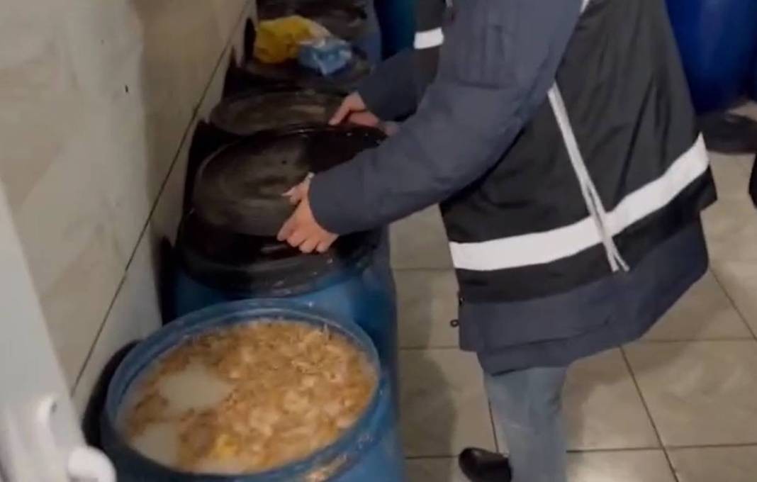 İhbara giden polisler bile şoke oldu: Onlarca varile sığdırmışlar! İlginç manzaraya soruşturma başlatıldı