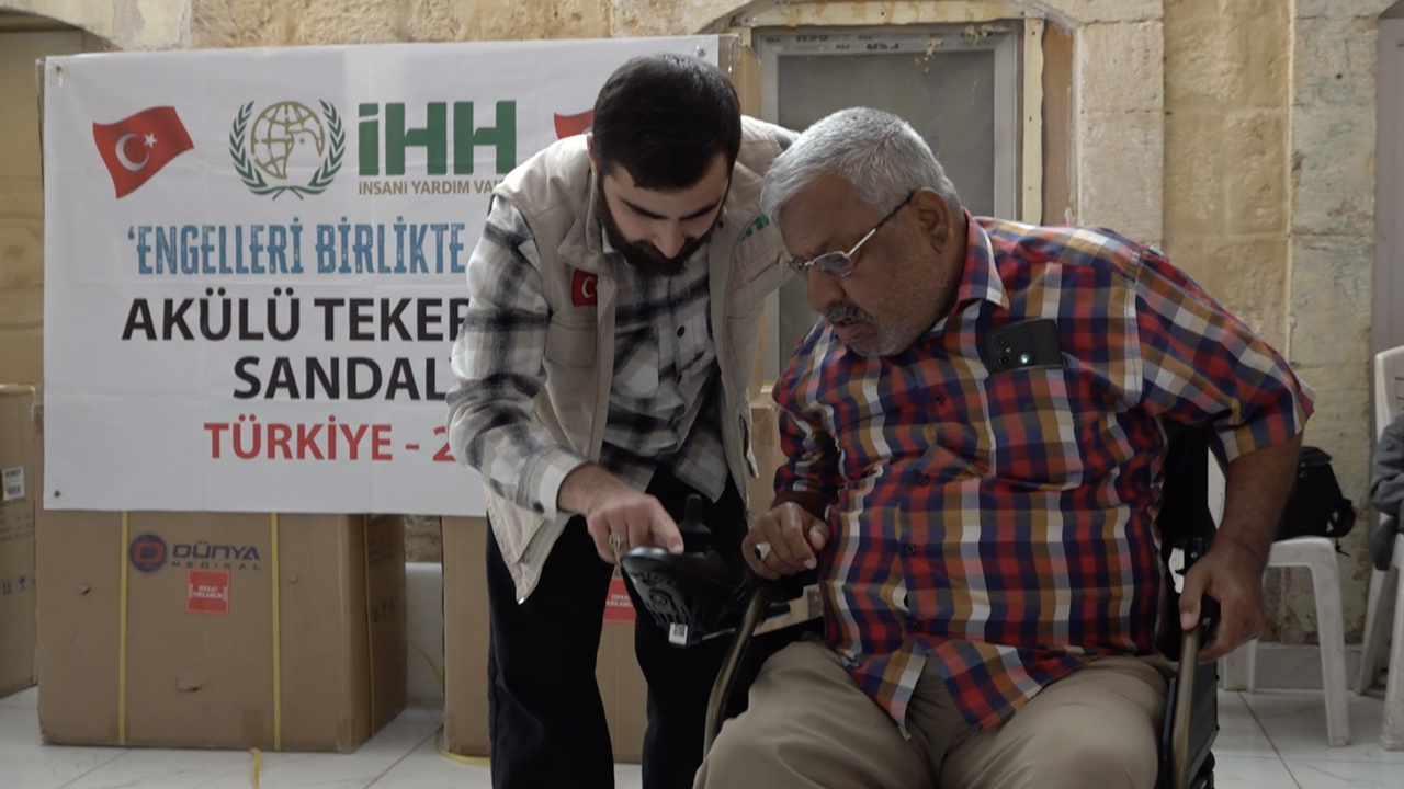 İHH, 60 adet akülü tekerlekli sandalye dağıttı