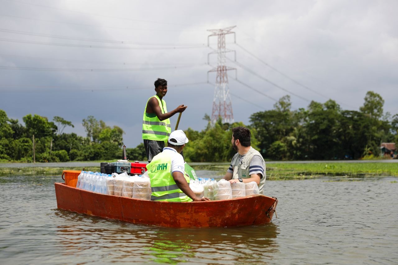 İHH Bangladeş’te acil yardım çalışmalarını sürdürüyor