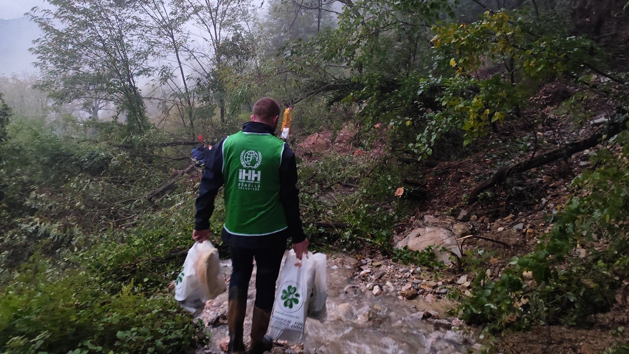 İHH, Bosna'daki sel felaketinden etkilenen ailelere yardımda bulundu