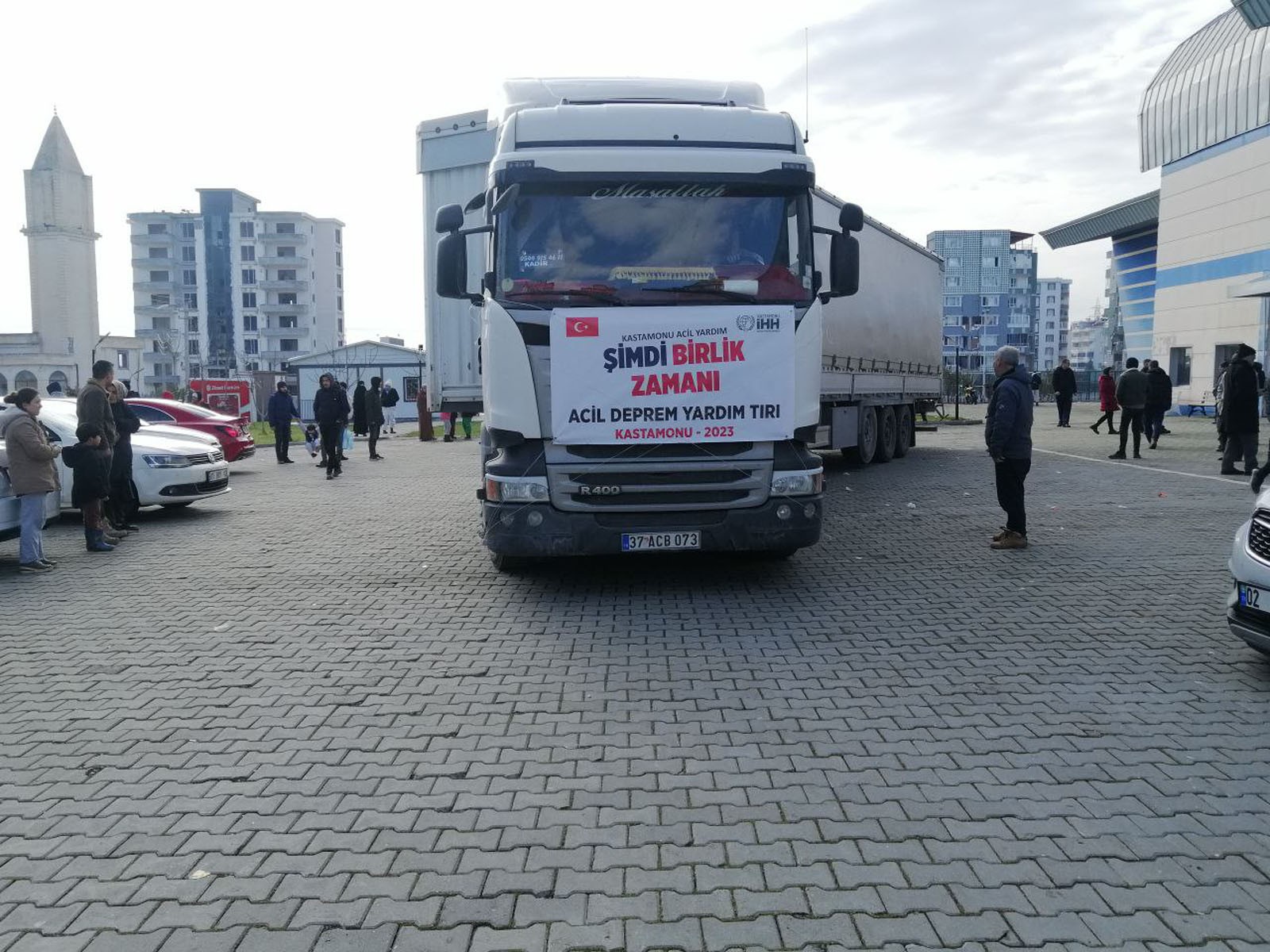 İHH deprem bölgelerine 166 TIR yardım malzemesi gönderdi
