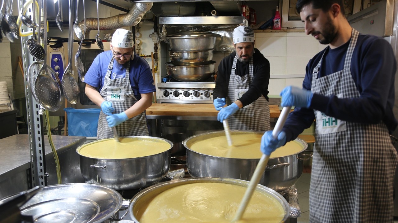 İHH, depremden etkilenen vatandaşlara çorba dağıttı