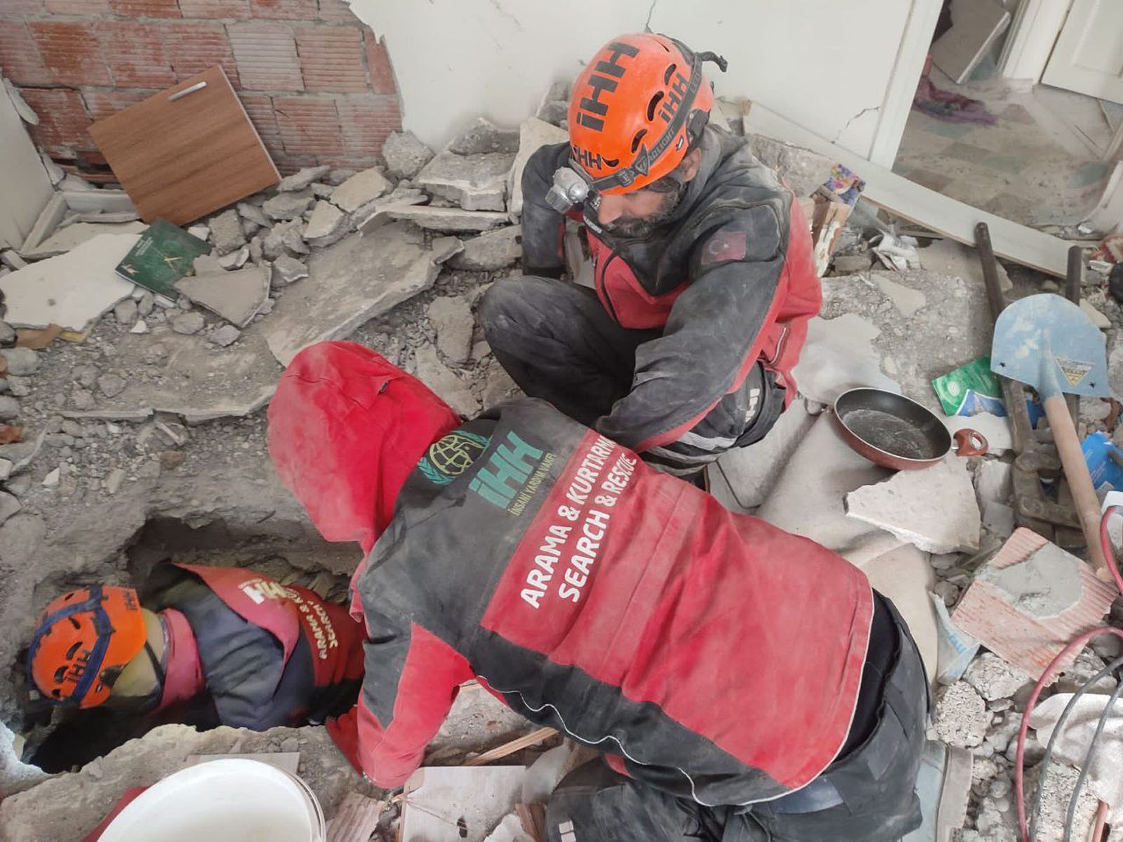 İHH ekipleri 265 kişiyi enkazdan çıkardı