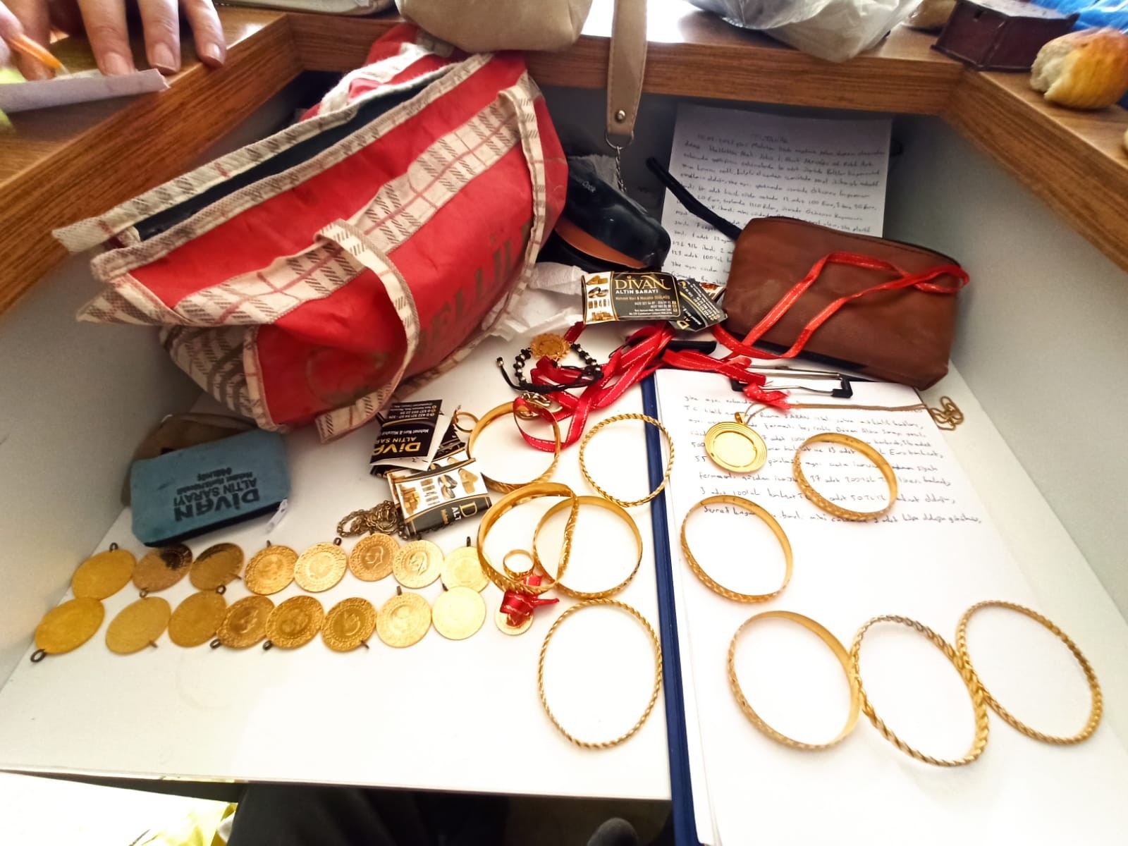 İHH ekipleri enkazda buldukları altın ve paraları polise teslim etti