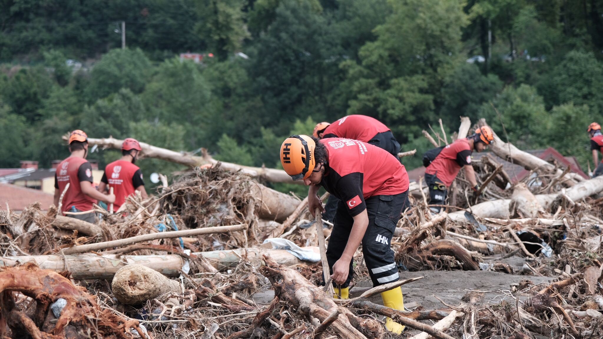 İHH ekipleri sel bölgelerinde köylere ulaştı