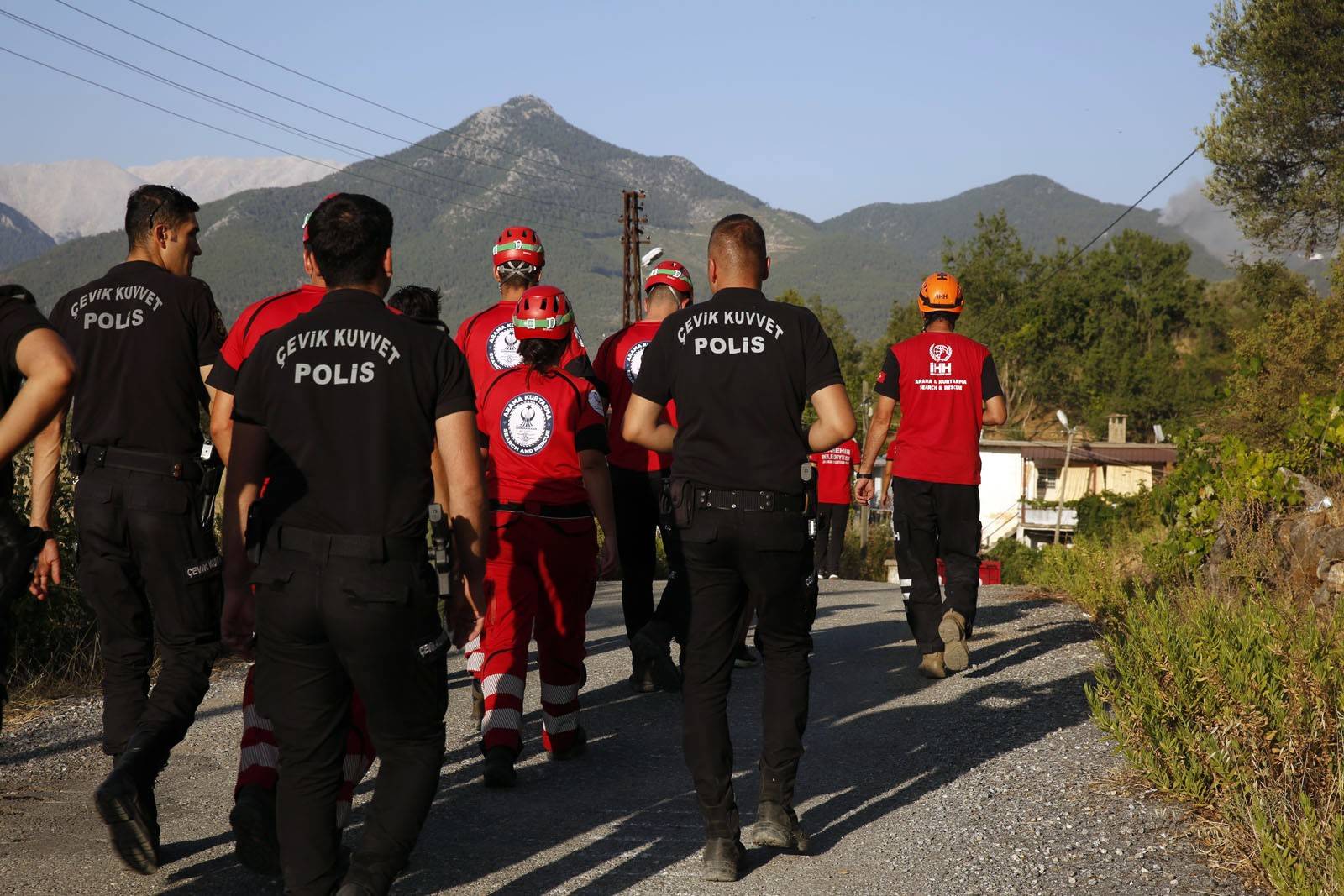İHH ekipleri yangın bölgelerinde