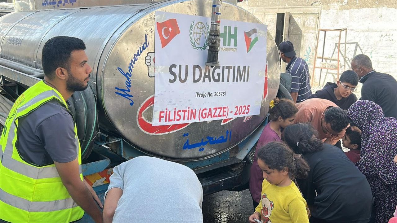 İHH, Gazze’de enkaz temizliği ve su dağıtım çalışmalarını sürdürüyor
