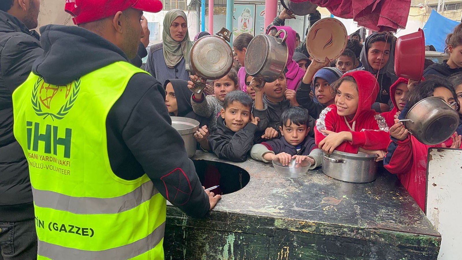 İHH Gazze’ye yönelik yardımlarına ara vermeden devam ediyor
