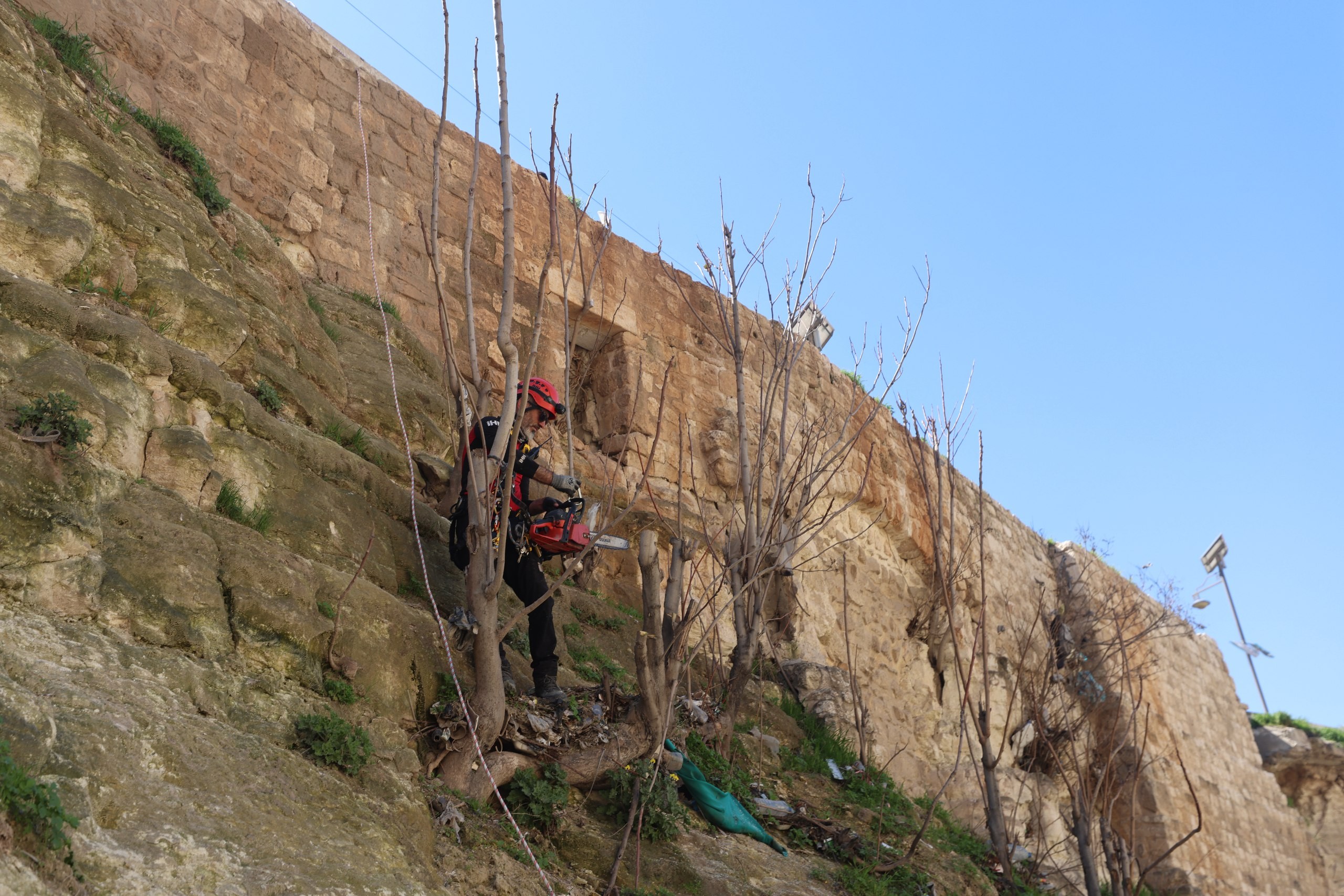 İHH, Halep Kalesi’nde temizlik ve düzenleme çalışması yaptı